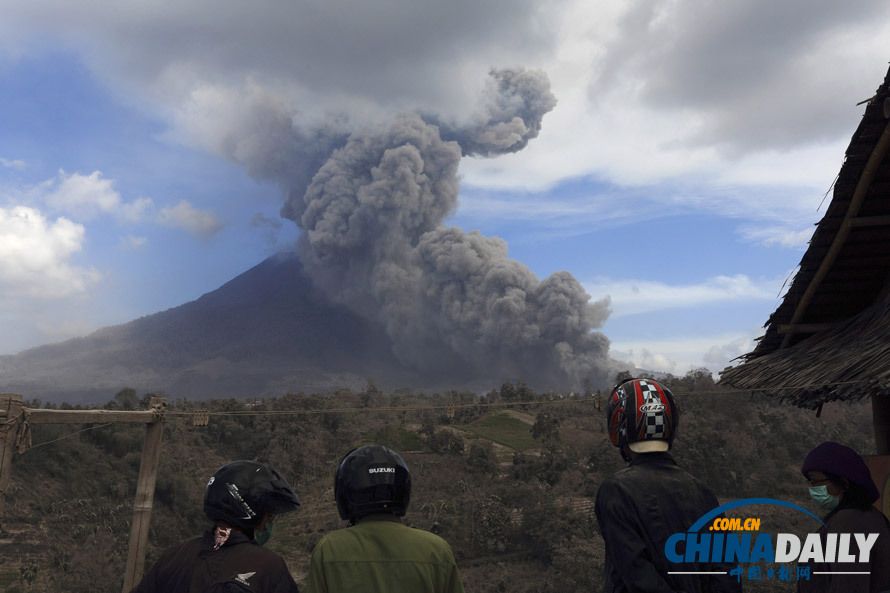 組圖：印尼錫納朋火山持續(xù)噴發(fā) 煙塵滾滾遮天蔽日