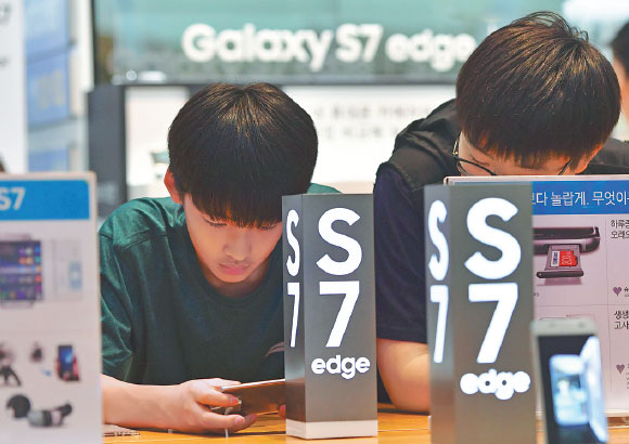 Samsung profit tops estimates on S7