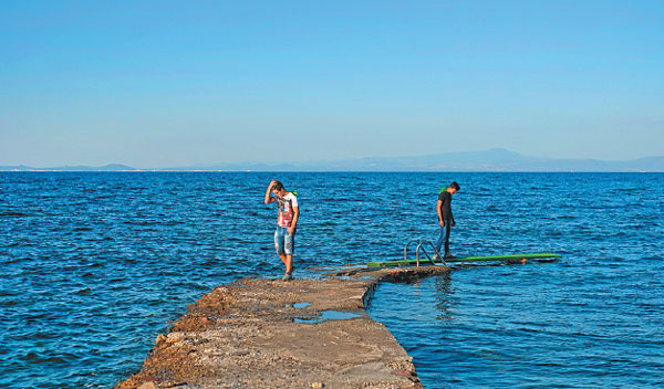 Former refugee island woos back tourists