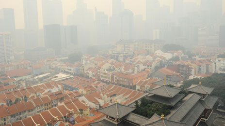 Smog chokes Singapore 煙霧令新加坡窒息