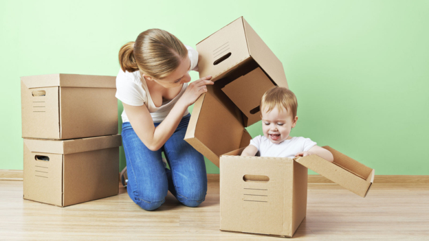 Would you let your baby sleep in a box? 你愿意讓自己的寶寶在盒子里睡覺嗎？