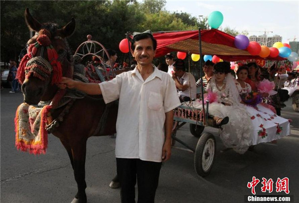 100 couples join group wedding in Xinjiang