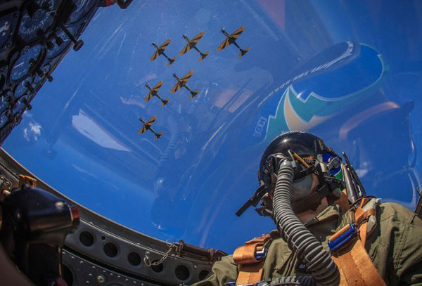 Pilots' selfies go viral online