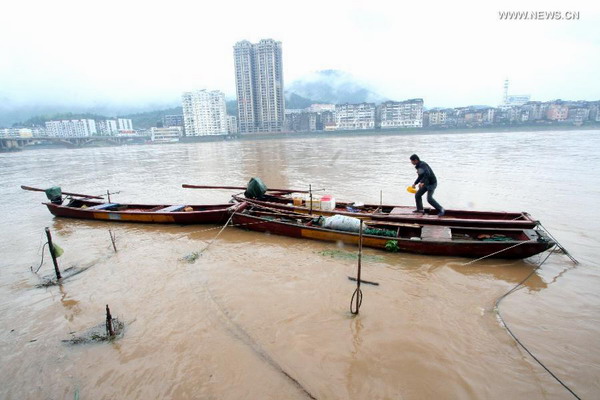 Torrential rain makes water level of Futun Brook rise