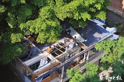 Dwelling atop public toilet falls down in Fuzhou