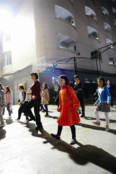 Taiwan woman teaches square dancing in Pingtan