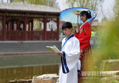 Hanfu-clad residents mark Tomb Sweeping Day in Gansu