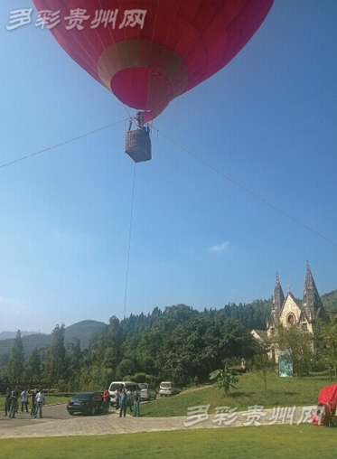 Riding a hot-air balloon to overlook the Huangguoshu waterfall