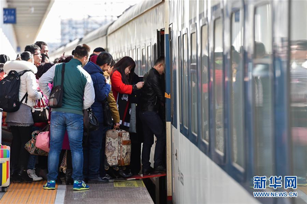 Inner Mongolia railway station sees returning travelers peak