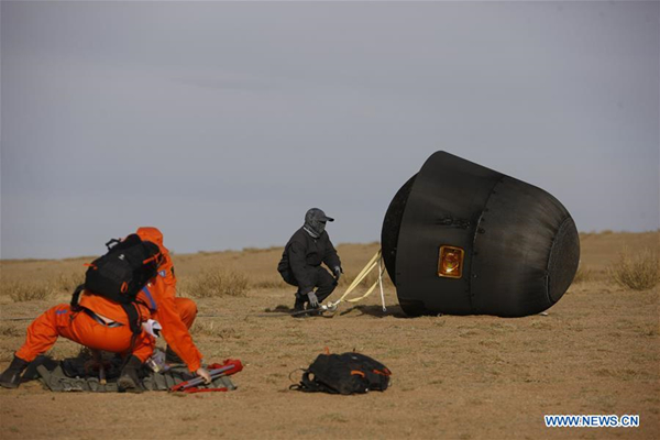 Re-entry capsule of SJ-10 lands in North China