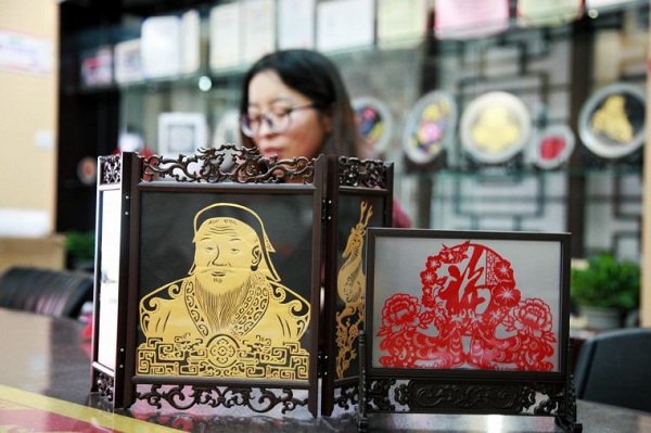 Young pupils learn paper cutting