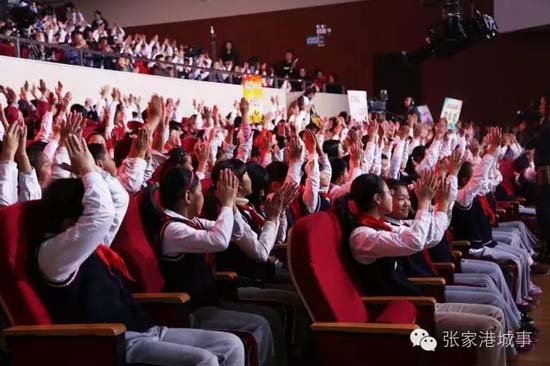 Poem holds hands of TV hosts and Zhangjiagang teenagers