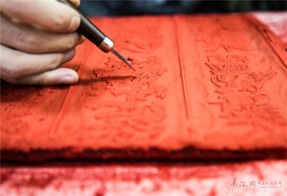 A Qingdao inheritor of New Year woodblock custom