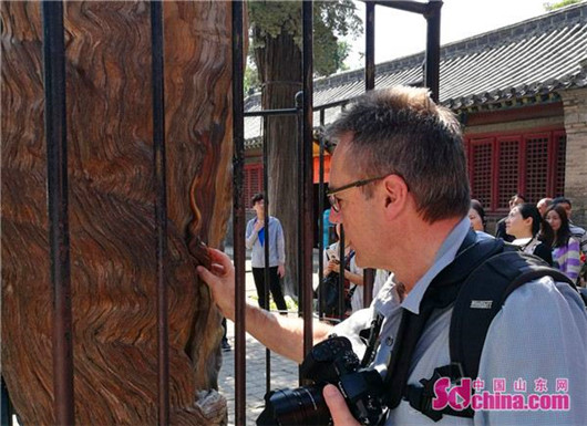 German photographers beguiled by quaint Qufu