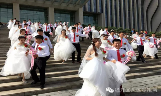 30 couples hold group wedding in Urumqi's ecological park