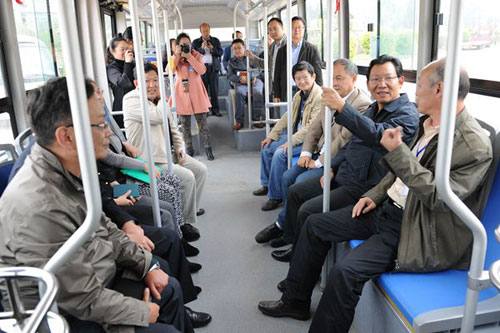 Wang Minzheng has test ride on electric bus