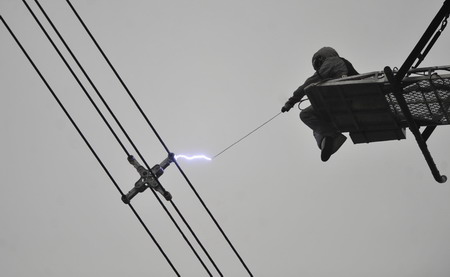 In-flight live-wire maintenance in Wuhan