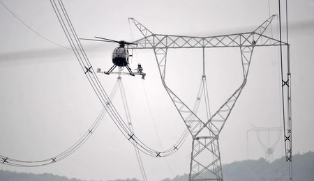 In-flight live-wire maintenance in Wuhan