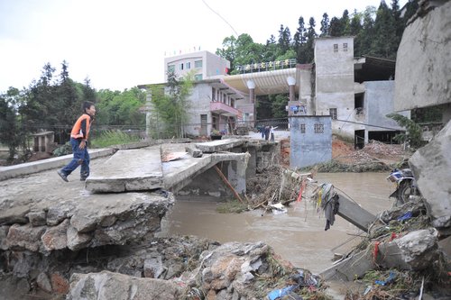 Heavy rain hits Hunan, at least 5 dead