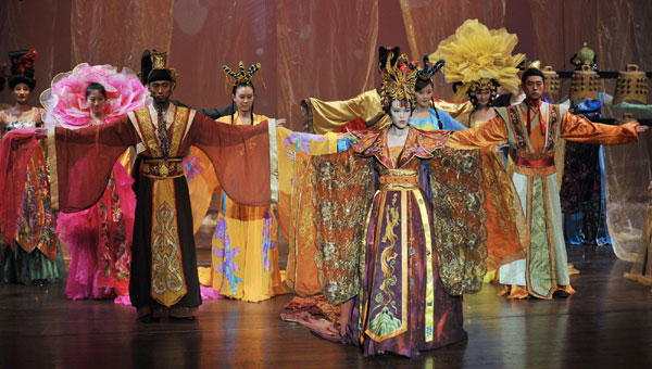 Chinese ethnic costumes dazzle Washington audiences