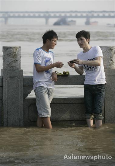 Wuhan turns flood into fun