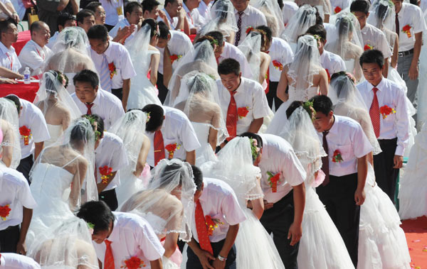 Group wedding for Chinese Valentine's Day