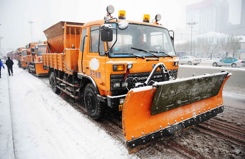 Heavy snow continues sweeping NE China city