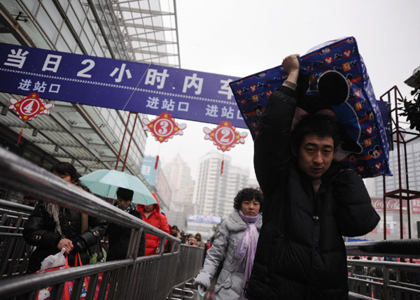 Snow disrupts transport across Shanghai