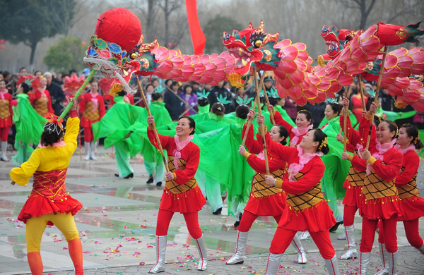 Dragon dance livens up S China