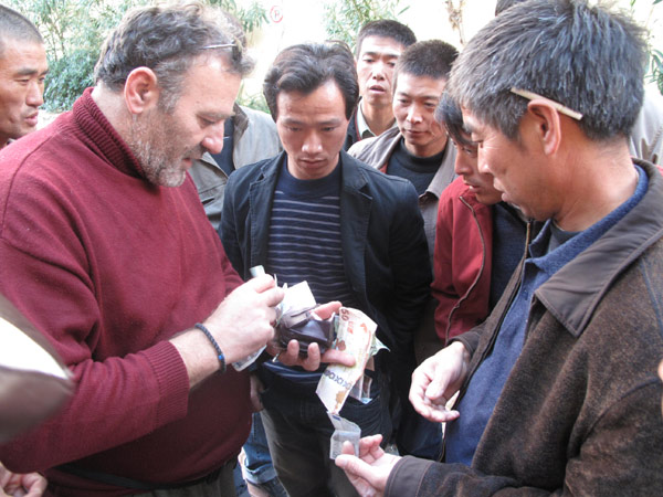 Chinese evacuees arrive on island of Crete