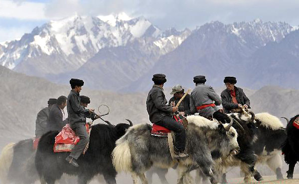 Ethnic groups in Xinjiang set for spring