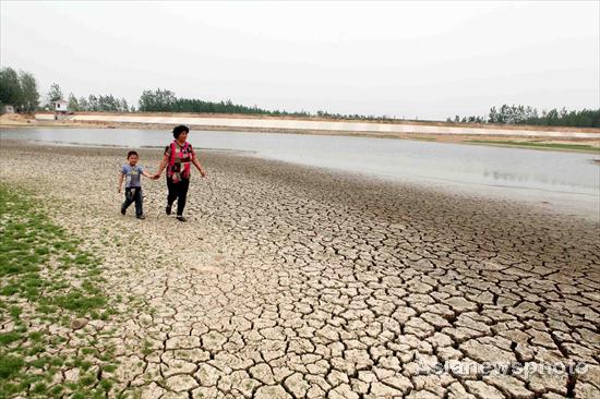 Continuous drought plagues E China town