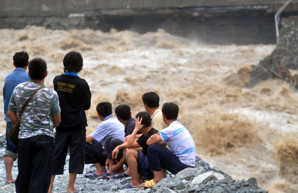 Mudslide cuts off national highway in Sichuan