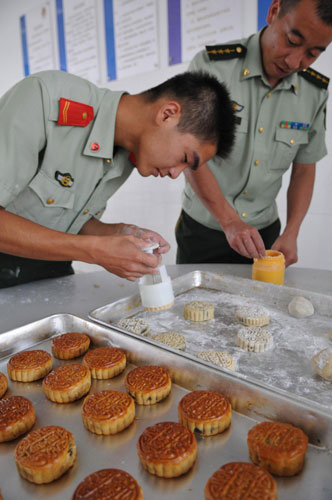 Soldiers prepare homemade mooncakes