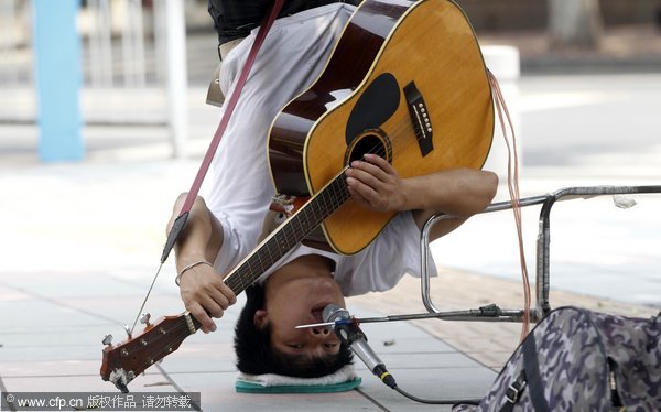 Upside down musician wows crowd