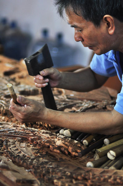 Valuable carving being made in E China