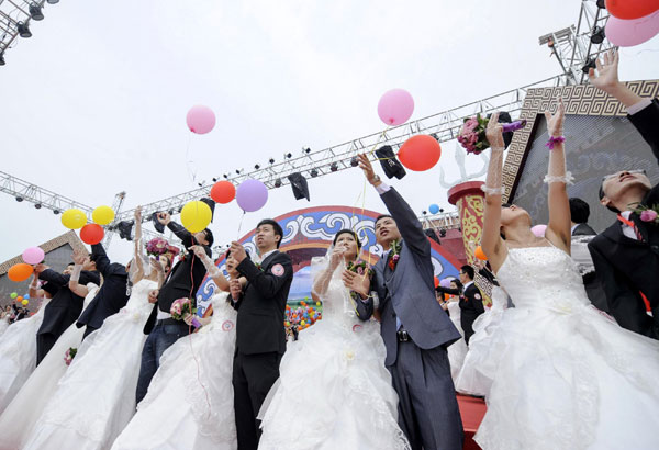 Group wedding ceremony held in N. China grassland