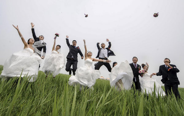 Group wedding ceremony held in N. China grassland