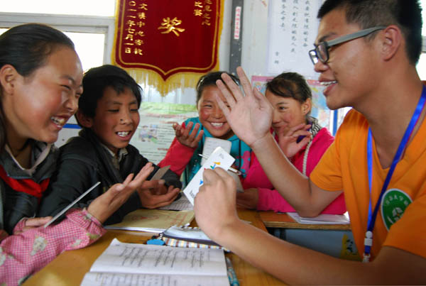 Volunteers help children in quake-hit Yushu