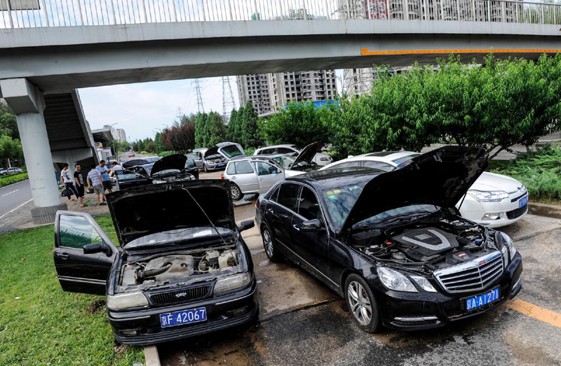 Heavy rain lashes Beijing