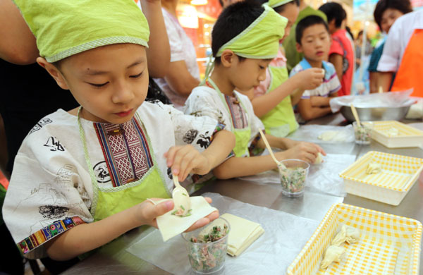 Children learn labor skills during vacation