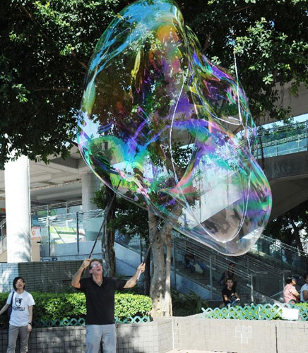 Bubble show wows Hong Kong people