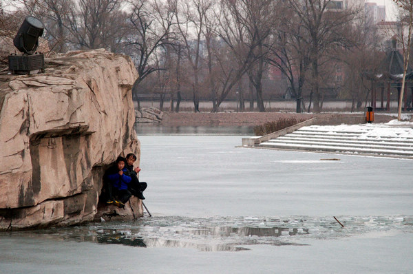 Boy saved from drowning by passerby in N China