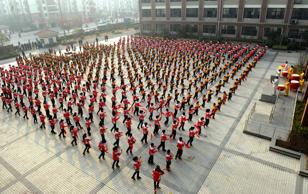 800 students bang drums as new semester starts