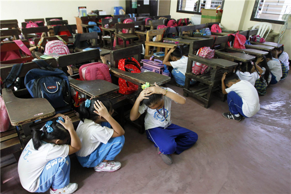 Philippine students take part in earthquake drill