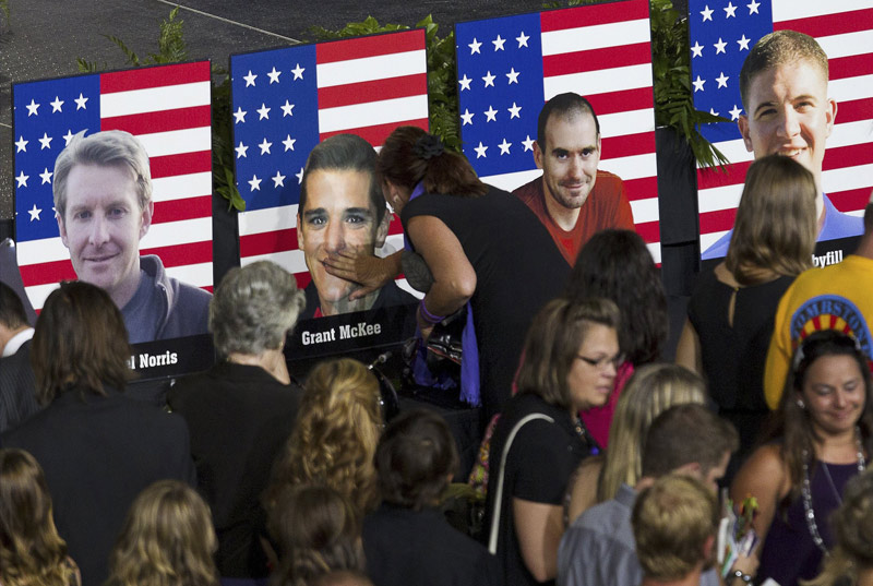 Thousands pay final tribute to US firemen