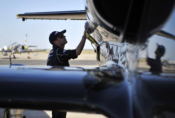 Famed aerobatic team to put on show in Xinjiang