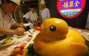 Giant rubber duck set to float in Beijing