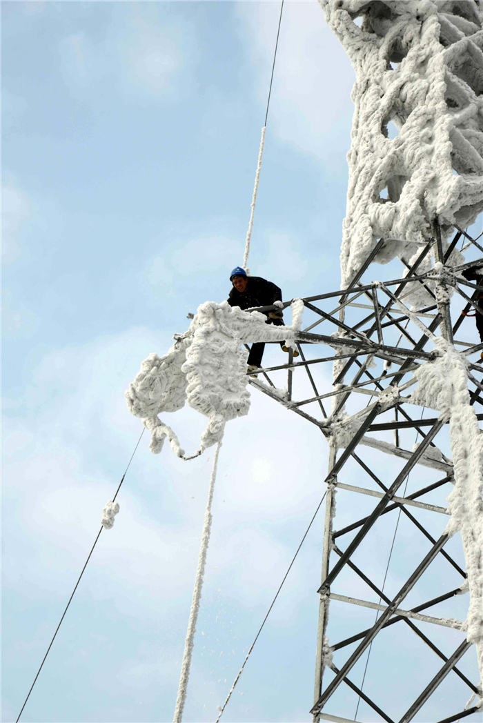 No day off for ice-scraping workers on Lantern Festival