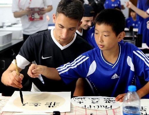 Coaches, players visit Shanghai school for soccer exchange